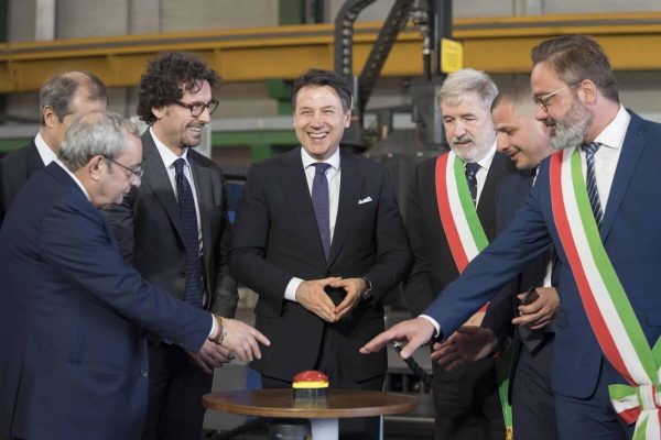 Il presidente del Consiglio, Giuseppe Conte, con il ministro dei Trasporti Danilo Toninelli durante l'inaugurazione dello stabilimento 'Fincantieri Infrastructure' nel veronese, 11 marzo 2019.  ANSA/FILIPPO ATTILI/UFFICIO STAMPA PALAZZO CHIGI ++ NO SALES, EDITORIAL USE ONLY ++