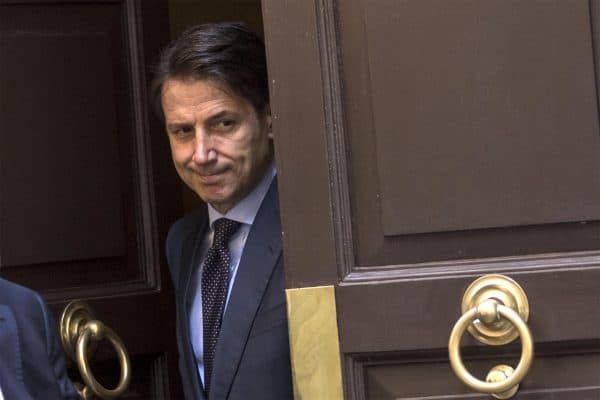 Il presidente del consiglio incaricato Giuseppe Conte esce di casa, 25 maggio 2018 a Roma. ANSA/MASSIMO PERCOSSI