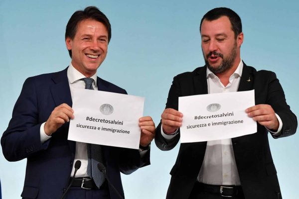 Il presidente del Consiglio, Guseppe Conte (S), e il il vice premier e ministro dell'Interno, Matteo Salvini, durante una conferenza stampa al termine del Consiglio dei Ministri a palazzo Chigi, Roma, 24 settembre 2018. ANSA/ETTORE FERRARI