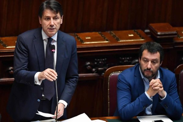 Il presidente del Consiglio, Giuseppe Conte (S), con il ministro dell'Interno e vicepremier Matteo Salvini (D), durante il dibattito alla Camera sul voto di fiducia al nuovo governo, Roma, 06 giugno 2018. ANSA/ETTORE FERRARI