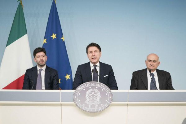 (S-D) il  ministro della Salute Roberto Speranza, il presidente del Consiglio Giuseppe Conte e il direttore scientifico dell'Istituto Nazionale per le malattie infettive Lazzaro Spallanzani,  Giuseppe Ippolito in conferenza stampa a Palazzo Chigi, Roma, 30 gennaio 2020. ANSA/FILIPPO ATTILI UFFICIO STAMPA PALAZZO CHIGI  +++ NO SALES EDITORIAL USE ONLY +++