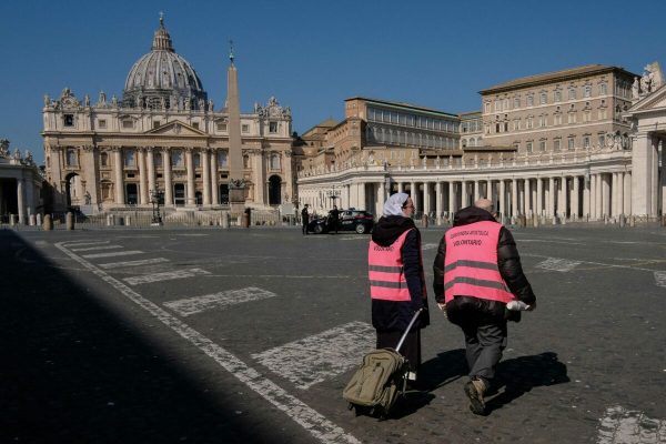 Volontari dellelemosineria apostolica offrono assistenze e bevande calde ai senzatetto intorno a San Pietro, Roma, 19 marzo 2020.
ANSA/ALESSANDRO DI MEO