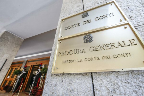 L'ingresso della Corte dei Conti durante la cerimonia di parificazione del rendiconto generale dello Stato per lesercizio finanziario 2019, Roma 23 giugno 2020. ANSA/FABIO FRUSTACI