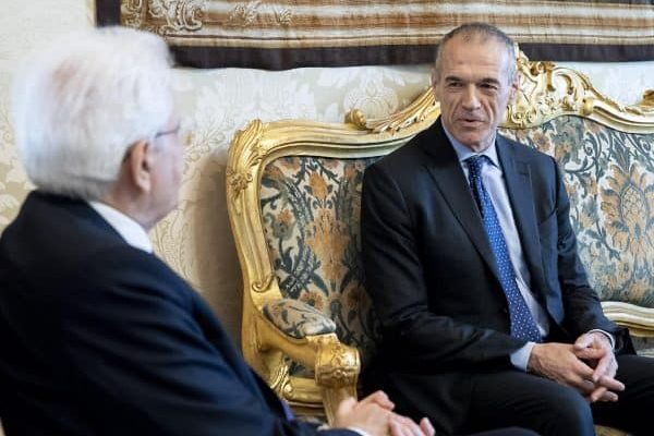 epa06768345 A handout photo made available by the Quirinal Palace press office shows former Italian spending review commissioner Carlo Cottarelli (R) meeting with Italian President Sergio Mattarella (L) at the Quirinal Palace in Rome, Italy, 28 May 2018.  EPA/QUIRINAL PRESS OFFICE/PAOLO GIANDOTTI HANDOUT  HANDOUT EDITORIAL USE ONLY/NO SALES/NO ARCHIVES