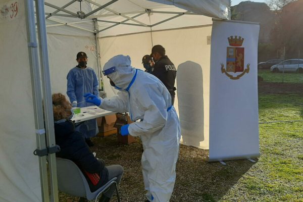 Successo questa mattina allo Stadio "Nando Martellini" di Roma per l'iniziativa "Un test per un sorriso", al quale hanno partecipato oltre 500 persone, tra bambini e genitori, provenienti da famiglie con disagio socio-economico selezionate dagli organizzatori, 20 dicembre 2020. Un vero e proprio screening day gratuito con "tamponi rapidi" Covid, nel pieno rispetto dei protocolli di sicurezza previsti, con l'obiettivo di sostenere lo sforzo della sanità pubblica mettendo a disposizione dei presenti la possibilità di vivere questo periodo con maggiore sicurezza e tranquillità.   ANSA/POLIZIA DI STATO  +++ ANSA PROVIDES ACCESS TO THIS HANDOUT PHOTO TO BE USED SOLELY TO ILLUSTRATE NEWS REPORTING OR COMMENTARY ON THE FACTS OR EVENTS DEPICTED IN THIS IMAGE; NO ARCHIVING; NO LICENSING +++