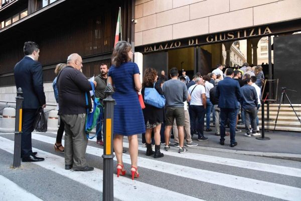 Luga coda per entrare a palazzo di Giustizia a Genova, dove questa mattina si svolge il primo incidente probatorio dopo il crollo di ponte Morandi. Genova, 25 settembre 2018. ANSA/LUCA ZENNARO