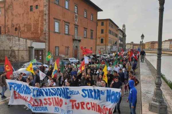 Un centinaio di giovani, appartenenti ai collettivi universitari e alla sinistra radicale, ha improvvisato un corteo non autorizzato sui lungarni del centro cittadino a Pisa, bloccando temporaneamente il traffico per chiedere alle istituzioni un intervento deciso contro la Turchia e i suoi raid contro i curdi nel nord est della Siria. La manifestazione si è svolta senza disordini, seguita a distanza dalle forze dell'ordine. ANSA