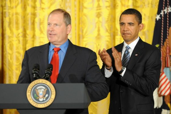 epa01616943 US President Barack Obama (R) applauds Honeywell's CEO David Cote  after a meeting between Obama and a group of business leaders at the White House in Washington, DC, USA on 28 January 2009. Obama is pushing for congressional approval of his economic stimulus package.   ANSA-EPA / MATTHEW CAVANAUGH / PAL