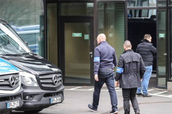 epa07197178 Investigators walk in front of Deutsche Bank headquarters in Frankfurt, Germany, 29 November 2018. Frankfurt prosecutors office confirmed to epa searches on suspicion of money laundering at Deutsche Bank facilities in the Frankfurt area.  EPA/ARMANDO BABANI