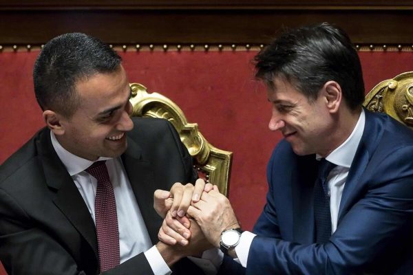 Il ministro del Lavoro e dello Sviluppo economico e vicepremier Luigi Di Maio festeggia con il presidente del Consiglio Giuseppe Conte (D) in aula al Senato al termine del voto sul Dl dignità, Roma, 07 agosto 2018. ANSA/ANGELO CARCONI