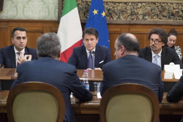 Il premier Giuseppe Conte, il vicepremier Luigi Di Maio e il ministro delle Infrastrutture e dei Trasporti Danilo Toninelli durante l'incontro tra la delegazione dei Si Tav e il governo a Palazzo Chigi, Roma, 5 dicembre 2018. All'incontro partecipano 13 rappresentanti di associazioni, imprese e sindacati della provincia di Torino che vogliono la prosecuzione dei lavori dell'Alta Velocità. ANSA/ UFFICIO STAMPA PALAZZO CHIGI/ FILIPPO ATTILI   +++ ANSA PROVIDES ACCESS TO THIS HANDOUT PHOTO TO BE USED SOLELY TO ILLUSTRATE NEWS REPORTING OR COMMENTARY ON THE FACTS OR EVENTS DEPICTED IN THIS IMAGE; NO ARCHIVING; NO LICENSING +++