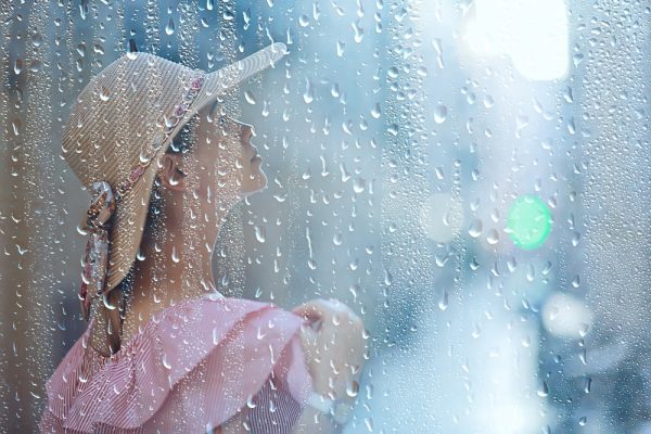 donna sotto la pioggia