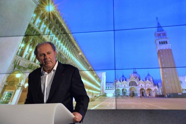 Presentato oggi il progetto di restauro e recupero per attività culturali e umanistiche delle Procuratie Vecchie di piazza San Marco e dei vicini Giardinetti Reali, a cura del Gruppo Generali. Nella foto il Ceo delle Generali Philippe Donnet durante la conferenza stampa nella Sala del Piòvego di Palazzo Ducale. Venezia, 4 ottobre 2017. ANSA/ANDREA MEROLA