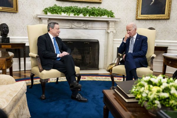 epa09938680 US President Joe Biden (R) meets with Italian Prime Minister Mario Draghi (L) in the Oval Office, at the White House, in Washington, DC, USA, 10 May 2022.  EPA/Doug Mills / POOL