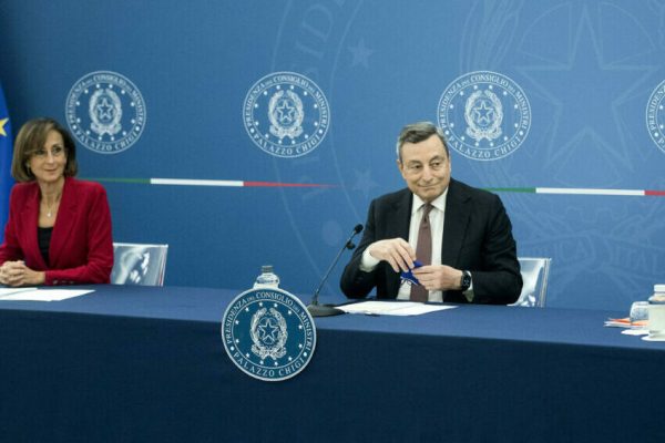 Il Presidente del Consiglio Mario Draghi (C) la ministra della Giustizia Marta Cartabia (S) e il ministro della Salute Roberto Speranza (D), durante la conferenza stampa al termine del Consiglio dei ministri, Roma, 22 luglio 2021.
ANSA/Roberto Monaldo - POOL