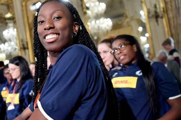 Le pallavoliste della nazionale italiana, argento ai Mondiali disputati in Giappone, Paola Egonu (S) e Miriam Sylla (D), durante l'incontro con il presidente della Repubblica Sergio Mattarella, al Quirinale, Roma, 29 ottobre 2018.    ANSA / ETTORE FERRARI