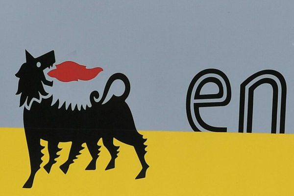 Cartelli con il logo di Eni esposti accanto a uno dei palazzi-uffici del gruppo a San Donato Milanese, 25 maggio 2021.  Eni e A2a hanno firmato un accordo ventennale per la fornitura del calore che viene generato dal sito produttivo di Bolgiano di Enipower (società controllata al 100% da Eni) e che verrà utilizzato per alimentare la rete di teleriscaldamento di Milano. Grazie a questo accordo sarà possibile fornire alla rete di Milano calore cogenerato a basso impatto ambientale per circa 54 gigawattora all'anno, che equivalgono al fabbisogno medio annuo di circa 6.000 famiglie. ANSA/DANIEL DAL ZENNARO