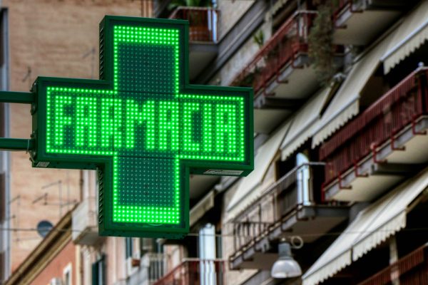 Green,Cross,Pharmacy,Sign,(farmacia,In,Italian)
