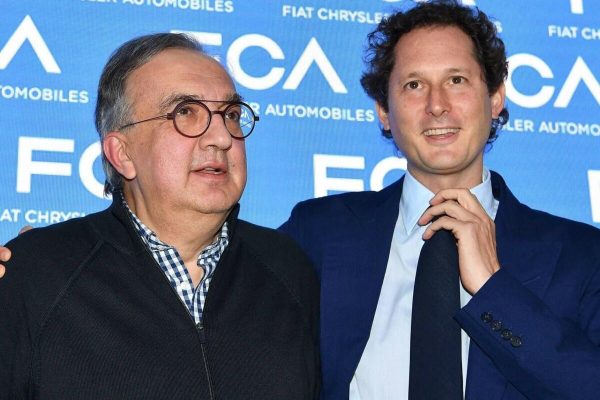 Sergio Marchionne e John Elkann al termine dell'evento "FCA Capital Markets Day" all'interno degli spazi della sala stampa a Balocco, Torino, 1 giugno 2018. ANSA/ ALESSANDRO DI MARCO