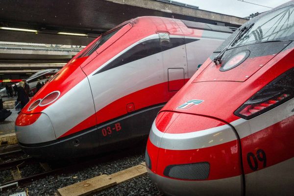 06 October 2018, Italy, Rom: High-speed trains of the Italian national railway company Trenitalia, FS ETR 500 (l) and Frecciarossa 1000 (r), are located at Roma Termini station. Photo: Fernando Gutierrez-Juarez/dpa-Zentralbild/ZB