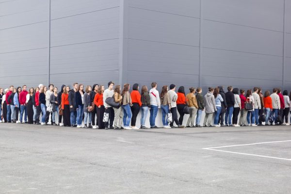 fila di persone