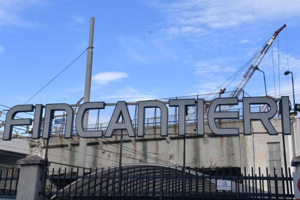 Un momento della manifestazione delle organizzazioni sindacali davanti ai cancelli della Fincantieri dopo la morte di Salvatore Lombardo, un carpentiere di 43 anni caduto da dieci metri mentre stava lavorando su una impalcatura nel bacino di carenaggio a Fincantieri a Sestri Ponente, 14 giugno 2018 ANSA/LUCA ZENNARO