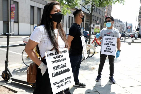 Il flash mob dei sindacati milanesi, sotto palazzo Lombardia,  per protesta contro i ritardi della Cassa Integrazione in Deroga Milano 28 Maggio 2020. 
ANSA / MATTEO BAZZI