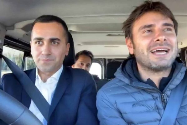 Un fermo immagine tratto dalla diretta del profilo Facebook di Luigi Di Maio mostra Luigi Di Maio e Alessandro Di Battista in viaggio in auto verso Strasburgo +++ATTENZIONE LA FOTO NON PUO' ESSERE PUBBLICATA O RIPRODOTTA SENZA L'AUTORIZZAZIONE DELLA FONTE DI ORIGINE CUI SI RINVIA+++