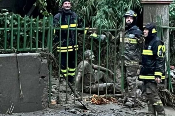 Un uomo travolto dalla frana soccorso dai vigili del fuoco a Casamicciola, 26 novembre 2022. Quattro persone risultano al momento disperse a Casamicciola, sull'isola di Ischia, dopo la frana di questa mattina. Si tratta di una famiglia composta da marito, moglie e un neonato e di una 25enne che si trovavano in due abitazioni travolte dal fango lungo via Celario. Lo rendono noto i Carabinieri.
ANSA/ VIGILI DEL FUOCO EDITORIAL USE ONLY NO SALES NPK