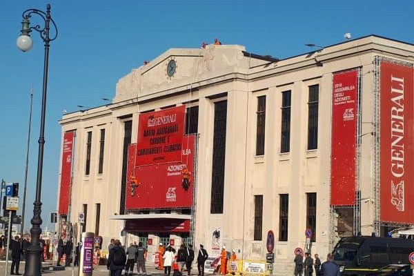 Un momento della manifestazione di Greenpeace alla Stazione marittima di Trieste durante la quale alcuni attivisti si sono arrampicati sul tetto dell'edificio e hanno calato uno striscione con la scritta 'Generali basta assicurare carbone e cambiamenti climatici', 19 aprile 2018.
ANSA/ GREENPEACE 
++HO -NO SALES EDITORIAL USE ONLY++