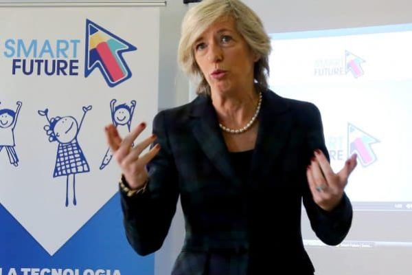 Il ministro dell'Istruzione Stefania Giannini durante la conferenza stampa sul progetto "Smart Future" nella scuola media romana "Massimo Gizzio". Gli alunni della classe seconda C dell'istituto, assieme ad altre 53 classi in tutta Italia, hanno vinto il bando frutto di un protocollo Miur-Samsung. Roma, 2 dicembre 2015 ANSA/ FABIO CAMPANA