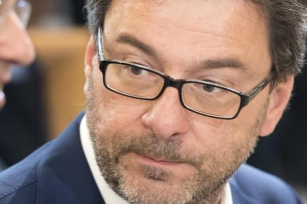 Il ministero dell'Ambiente, Sergio Costa (s) e il Sottosegretario di Stato alla Presidenza del Consiglio dei ministri, Giancarlo Giorgetti, durante la lettura del giudizio sul rendiconto generale dello Stato per l'esercizio finanziario 2017 presso la Corte dei Conti a Roma, 26 giugno 2018. ANSA/CLAUDIO PERI