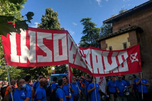 Circa 5.000 persone partecipano alla manifestazione nazionale indetta dai lavoratori della Gkn a Firenze. Il corteo è aperto dallo striscione "Insorgiamo" che i licenziati mostrano ormai dall'inizio della vertenza e procede dai viali intorno alla Fortezza da Basso verso il centro storico. Si concluderà al piazzale Michelangelo con gli interventi dei lavoratori. Alla testa ci sono i lavoratori del collettivo di fabbrica della Gkn, indossano le loro magliette blu, Firenze 18 settembre 2021.
ANSA/Matteo Leoni