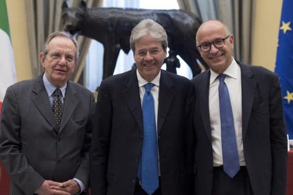 Il presidente del Consiglio Paolo Gentiloni (C) con il ministro dell'Economia Pier Carlo Padoan e il Commissario straordinario del Governo per la razionalizzazione e revisione della spesa, Yoram Gutgeld (D), nel corso della Relazione annuale della spesa pubblica a Roma, 20 giugno 2017.   ANSA/MAURIZIO BRAMBATTI