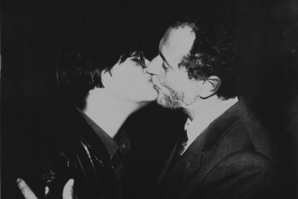20000830- ROMA  AIDS : CONTAGIO DA BACIO, NON CONVINCE GLI ITALIANI- Una foto di archivio(1991) che ritrae Ferdinando Aiuti mentre bacia una donna sieropositiva.   ARCHIVIO /ANSA/JI