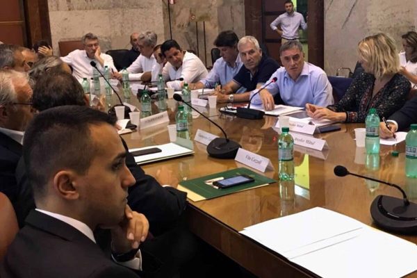 Il tavolo sull'Ilva con la delegazione di ArcelorMittal, i sindacati ed il ministro per lo Sviluppo economico e vicepremier Luigi Di Maio, in una foto postata sulprofilo Twitter della Uilm. Roma, 6 agosto 2018. +++ ATTENZIONE LA FOTO NON PUO? ESSERE PUBBLICATA O RIPRODOTTA SENZA L?AUTORIZZAZIONE DELLA FONTE DI ORIGINE CUI SI RINVIA +++ ++ HO - NO SALES, EDITORIAL USE ONLY ++