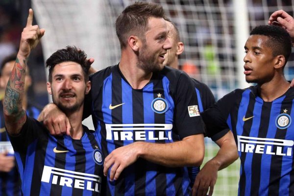 Inter's Matteo Politano (L) jubilates with his teammates after scoring the goal during the Italian Serie A soccer match Inter FC vs Cagliari Calcio at Giuseppe Meazza stadium in Milan, Italy, 29 September 2018.
ANSA/MATTEO BAZZI
