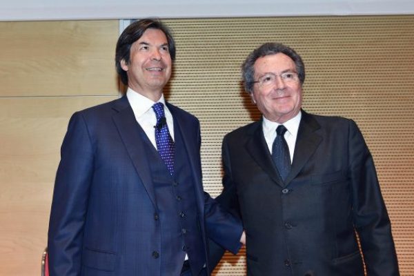 Carlo Messina (S), Amministratore delegato di Intesa Sanpaolo, con Gian Maria Gros-Pietro, presidente del Consiglio di Amministrazione di Intesa Sanpaolo, durante l'assemblea degli azionisti, Torino, 27 aprile 2018. ANSA/ALESSANDRO DI MARCO