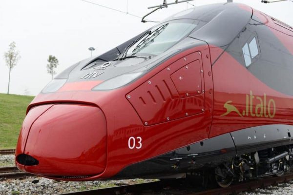 Sarà sui binari dal 7 dicembre il nuovo Italo Evo, il nuovo treno di Ntv, un pendolino da 478 posti realizzato da Alstom, con cui l'azienda ferroviaria privata amplia la flotta e i collegamenti. Il nuovo treno è stato presentato oggi dai vertici di Ntv, il presidente Luca Cordero di Montezemolo e l'a.d. Flavio Cattaneo, alla presenza del ministro dello sviluppo economico Carlo Calenda e di vari esponenti politici, percorrendo per la prima volta un piccolo tratto tra le stazioni di Roma Termini e Roma Tiburtina, 29 novembre 2017. ANSA/RICCIARDI/UFFICIO STAMPA ++ NO SALES, EDITORIAL USE ONLY ++