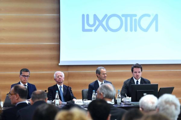 Il vicepresidente e Ad di Luxottica, Francesco Milleri (s), e il presidente di Luxottica, Leonardo Del Vecchio (2s) all'assemblea degli azionisti, Milano 19 aprile 2018. ANSA/DANIEL DAL ZENNARO