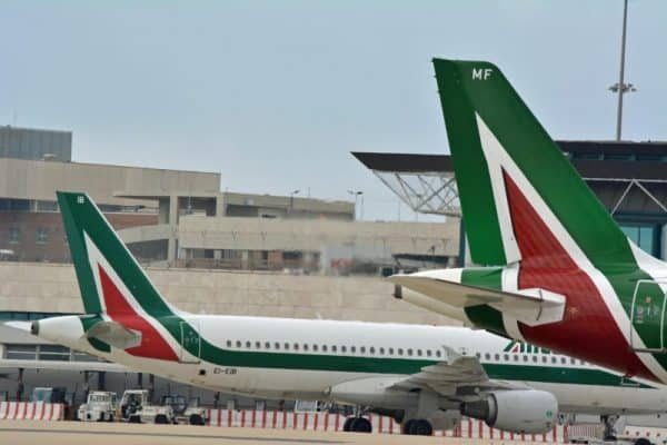 Due velivoli della compagnia Alitalia in sosta all'aeroporto "Leonardo da Vinci" di Roma-Fiumicino.
ANSA/TELENEWS