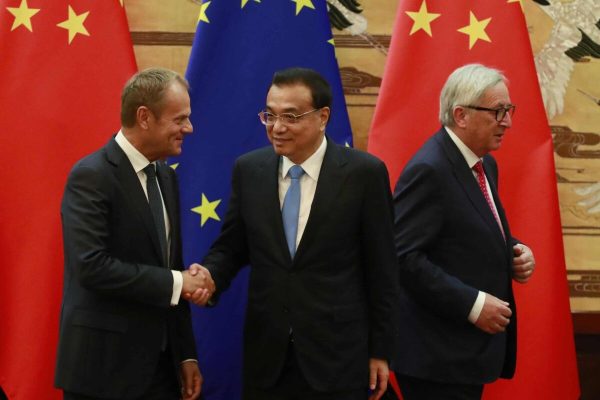 epa06892327 Chinese Premier Li Keqiang (C), European Council President Donald Tusk (L) and European Commission President Jean-Claude Juncker (R) attend a signing ceremony during the 20th European Union EU-China Summit at the Great Hall of the People in Beijing, China 16 July 2018. Leaders of the European Union (EU) and China meet in Beijing on 16 July for their annual EU-China summit to discuss global and bilateral trade and investment relations.  EPA/HOW HWEE YOUNG
