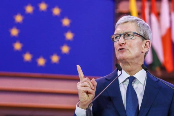 epa07115527 Chief Executive Officer of Apple Tim Cook gives a speech during the 40th International Conference of Data Protection and Privacy Commissioners at the European Parliament in Brussels, Belgium, 24 October 2018.  EPA/STEPHANIE LECOCQ