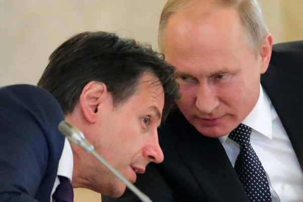 epa07116583 Russian President Vladimir Putin (R)  speaks with Italian Prime Minister Giuseppe Conte (L), during their meeting  in the Kremlin in Moscow, Russia, 24 October 2018. Italian Prime Minister is on official visit in Russia.  EPA/MICHAEL KLIMENTYEV / SPUTNIK / KREMLIN POOL / POOL MANDATORY CREDIT