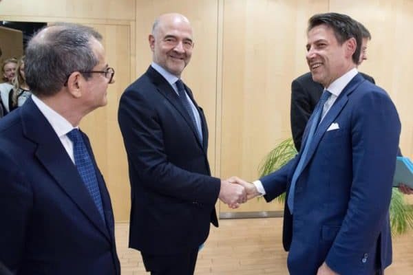 Stretta di mano tra il commissario Ue per gli affari economici Pierre Moscovici (C) e il presidente del Consiglio Giuseppe Conte sotto gli occhi del ministro dell'Economia Giovanni Tria (S),  Bruxelles, 24 novembre 2018, ANSA/FILIPPO ATTILI UFFICIO STAMPA PALAZZO CHIGI