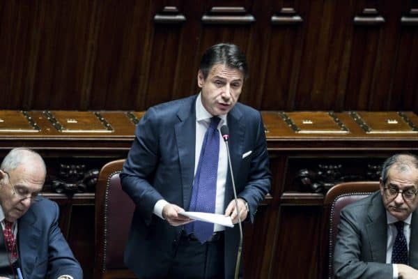 Il presidente del Consiglio Giuseppe Conte (C) con il ministro dell'Economia Giovanni Tria (D) e il ministro per gli Affari europei Paolo Savona (S) durante le comunicazioni alla Camera in vista del Consiglio europeo del 13 e 14 dicembre a Bruxelles, Roma, 11 dicembre 2018. ANSA/ANGELO CARCONI