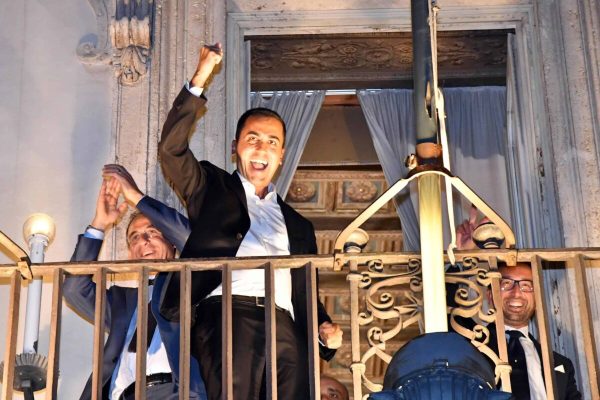 Italian Deputy Prime Minister Luigi Di Maio celebrates on a balcony of Chigi Palace at the end of the Council of Ministers who approved the DEF (Economic planning) in Rome, Italy, 27 September 2018.
ANSA/ALESSANDRO DI MEO