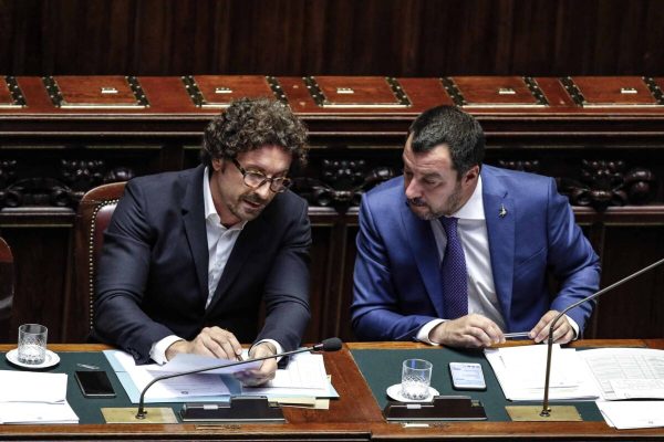 Il ministro delle Infrastutture Danilo Toninelli  (s) e il ministro dell'Interno Matteo Salvini (d) nell'aula della Camera durante il question time, Roma 3 ottobre 2018. ANSA/GIUSEPPE LAMI