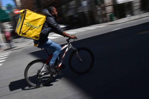 Un rider della Glovo impegnato in una consegna nel centro della citta', Genova, 30 aprile 2019. ANSA/LUCA ZENNARO