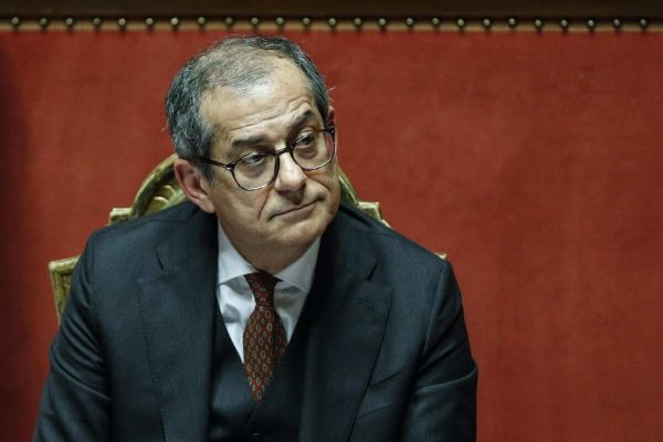 Il ministro dell'Economia Giovanni Tria in Senato durante l'esame del Documento di economia e finanza 2019, Roma 18 aprile 2019. ANSA/GIUSEPPE LAMI